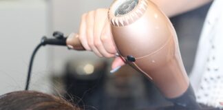 Jak prawidłowo suszyć włosy? fot. Pixabay.com