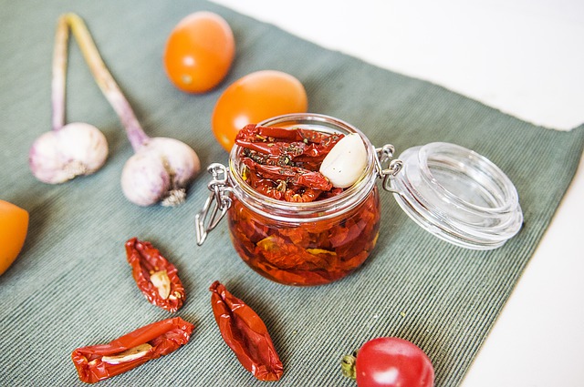 Suszone pomidory można zrobić samodzielnie, fot. Pixabay.com
